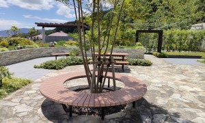 サークルベンチ、合成木材