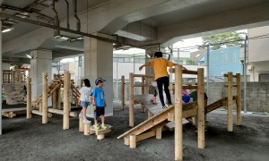 木製遊具、中央高架下公園