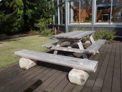 木製ベンチ、テーブル