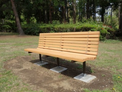 木製ベンチ、泉自然公園