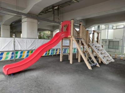 木製遊具、中央高架下公園