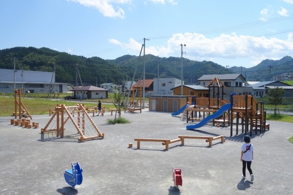 鵜住居、木製遊具
