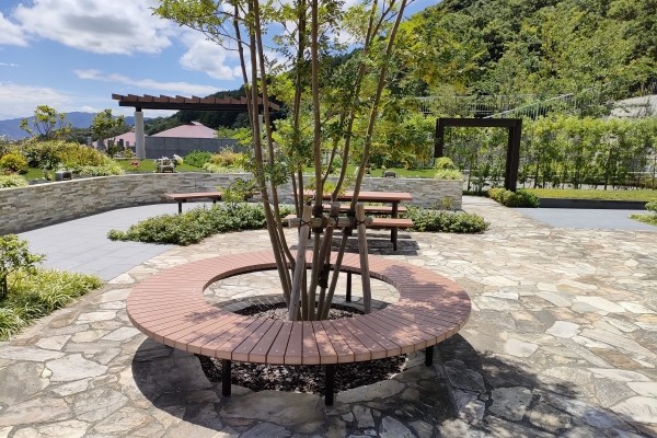 サークルベンチ、合成木材