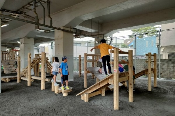木製遊具、中央高架下公園