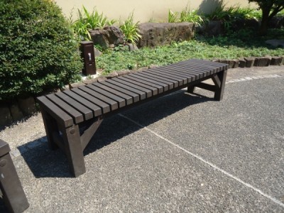 据置、木製ベンチ